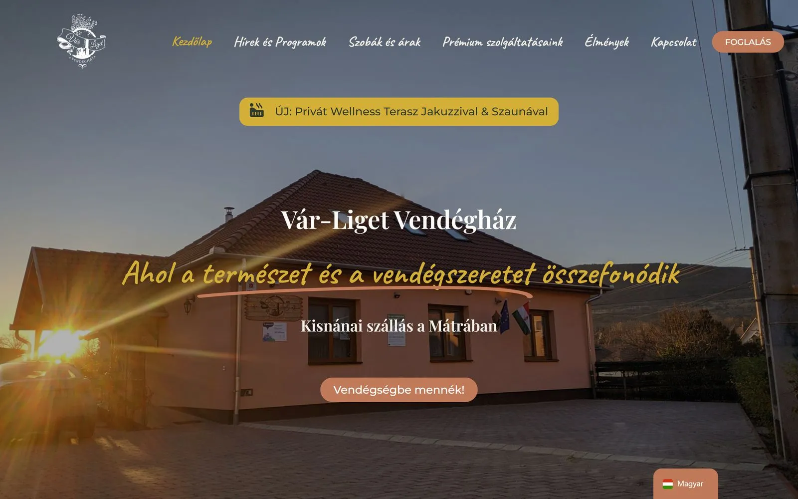 A var-liget.hu főoldala: a Vár-Liget Vendégház naplementében, „Ahol a természet és a vendégszeretet összefonódik” felirattal.